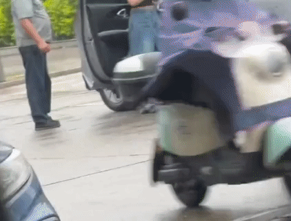 何必呢？
瞬间变得人间清醒了，
有没有？

那么你觉得该打吗？