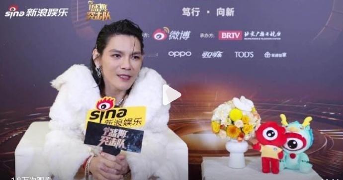 以前有传说郭碧婷是女同性恋，因为长发漂亮御姐的定位，郭碧婷火了一段时间，没想到她