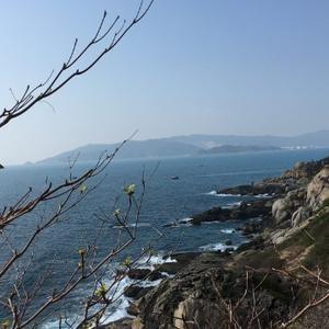 他陪初恋走完最后一程，半年后回来求复婚。她把存折推回去，说“不成”。
你以为是恨