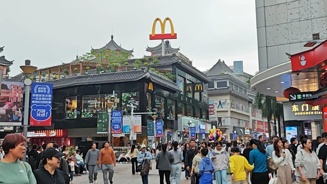 中国内地第一家麦当劳店，好像就是这家，位于深圳东门，生意看上去不错。已经有将近三