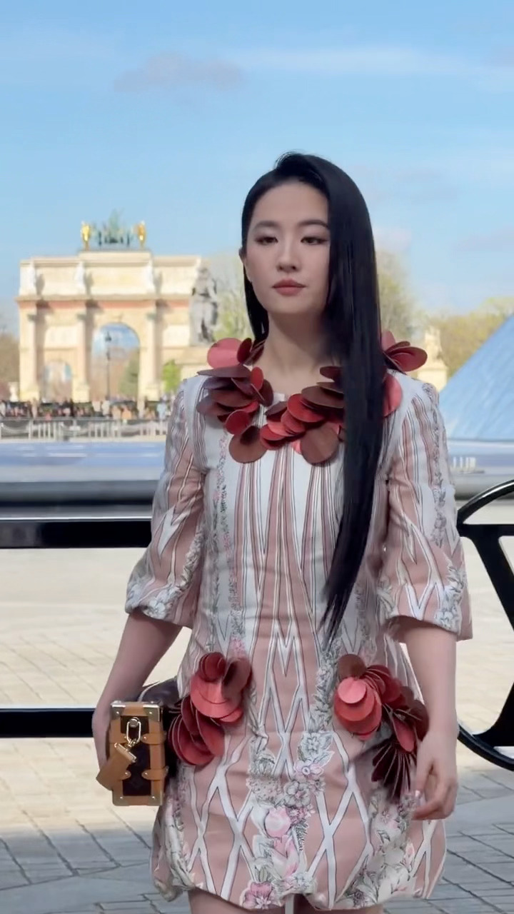 LV：选我最喜欢的人来！穿最稠的衣服 LV大秀