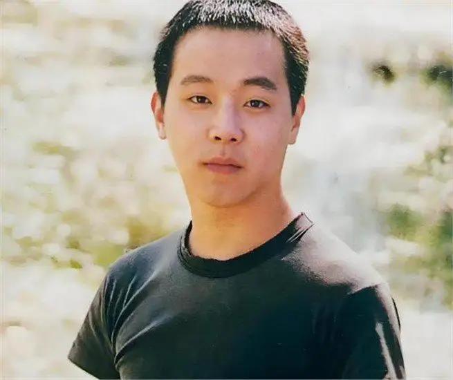 曾经摇滚顶流，如今光头骑小电瓶买菜！窦唯的选择看懂的人不多
 
谁能想到，当年黑