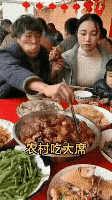 无语了！美女跟这男人坐一桌吃大席，倒了八辈子霉！

某地农村吃大席，美女带着小孩