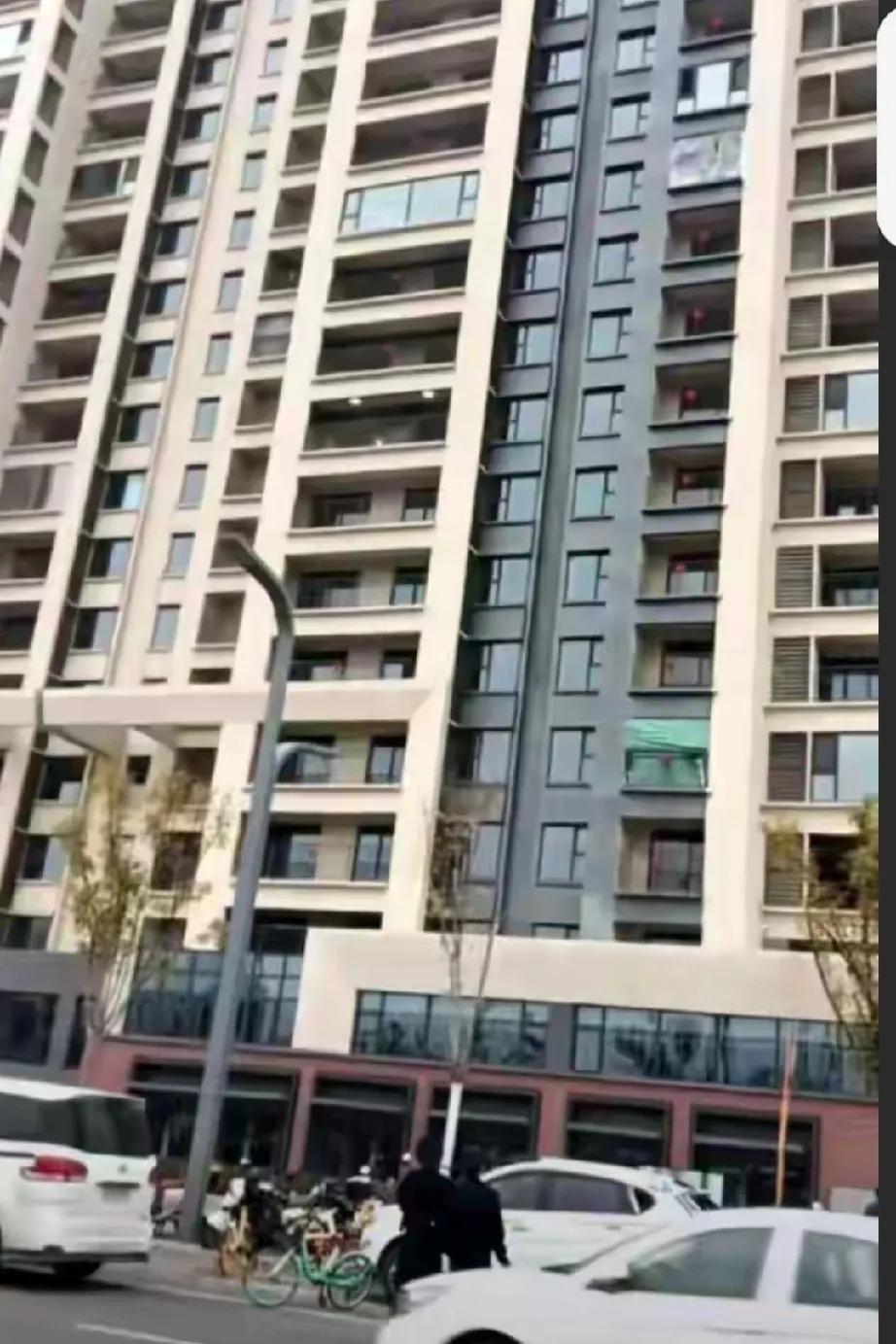 太原小区坠楼悲剧：安全之弦何以断？

近日，一则令人痛心的消息在网上传播开来。山