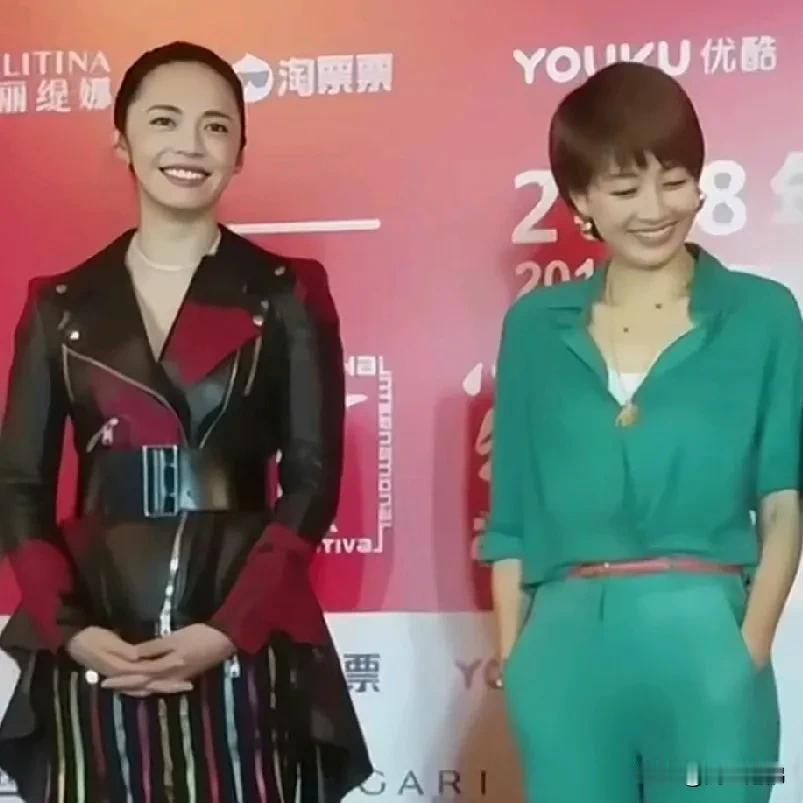 主办方咋安排的，把姚晨和马伊琍整一块，多尴尬。
两人都在笑，可是笑的方式不同，姚