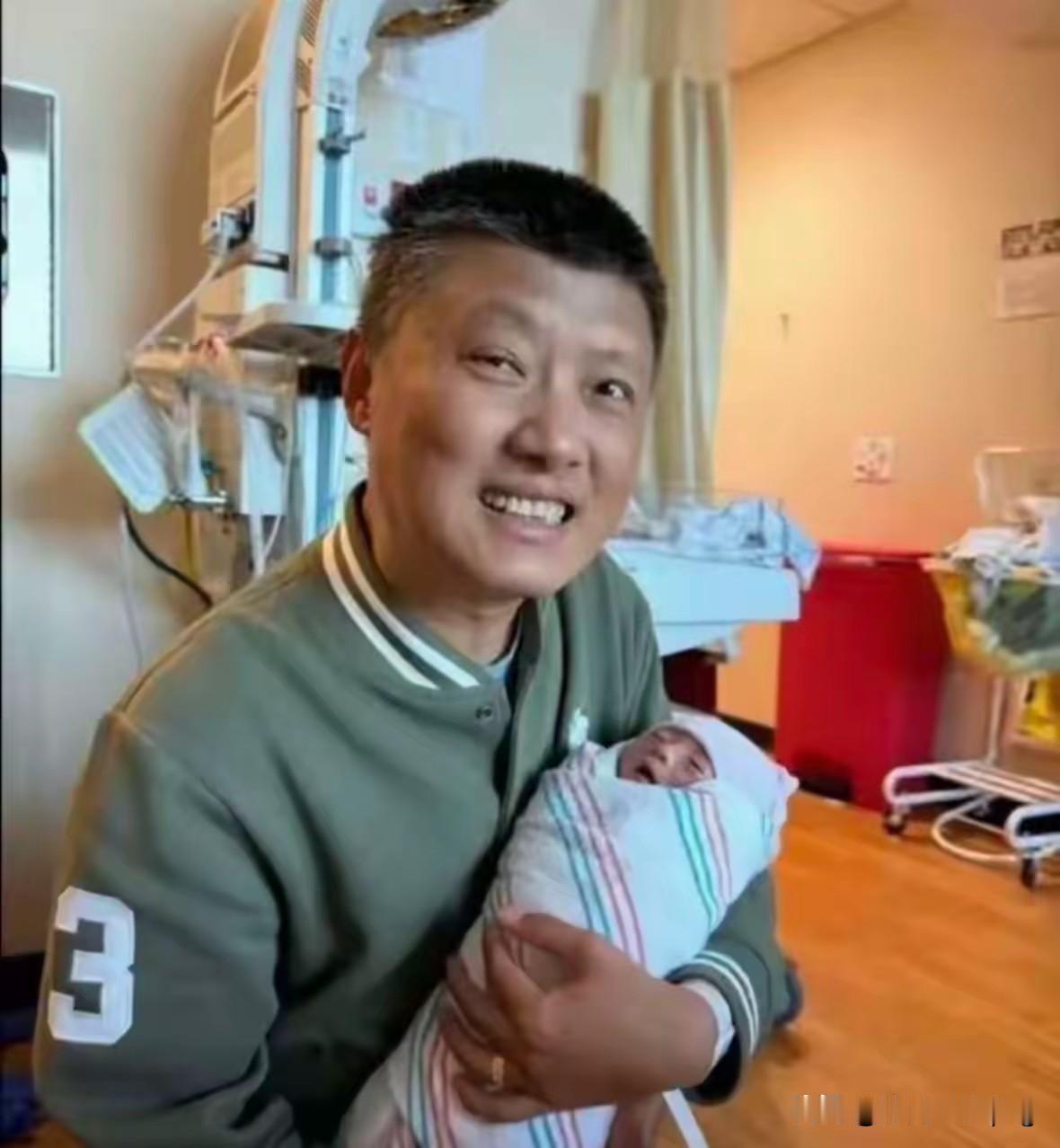 被“美吹”反噬：一张医疗账单，
戳穿了袁腾飞们的全部底色

袁腾飞润美不到两月，