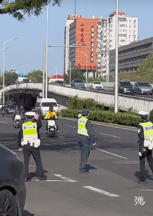 黄衣服和紅衣服小伙跑了，然后还回头看看，好像还说了点什么？其實查的是走机动车道的