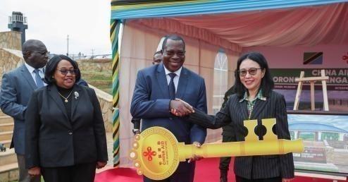 坦桑尼亚之前为了向英国和日本示好，突然就取消了和中国合作的100亿美元巴加莫约港