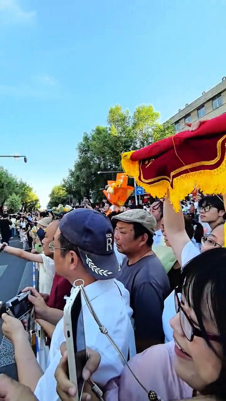 高考最后时刻的温情。
夹马营洛阳四高鲜花与浪漫融入历史辉煌的地方。曾经的洛一高，