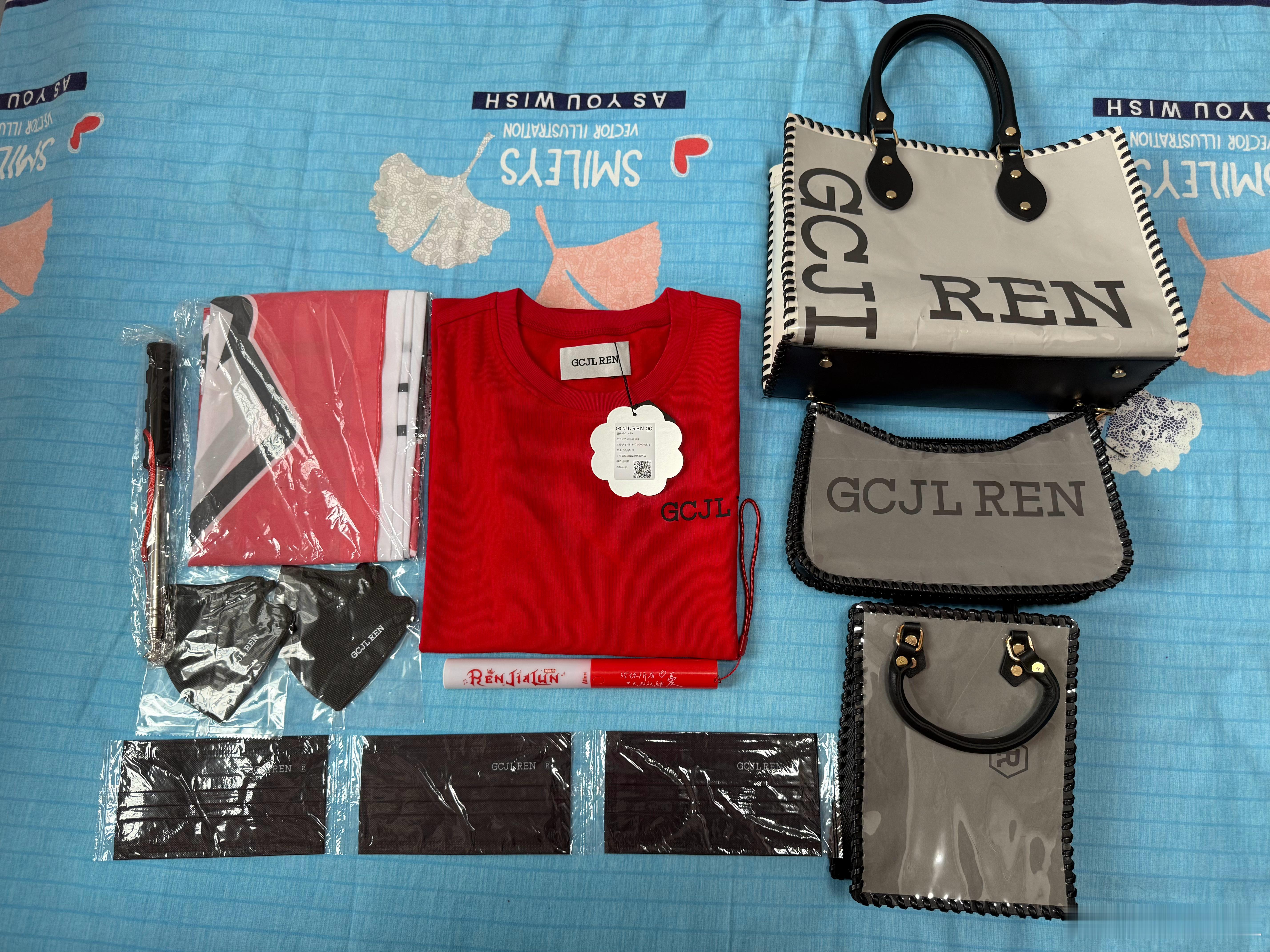 小溜达衣服包包大旗应援棒晒晒我的珍宝。 ​​​