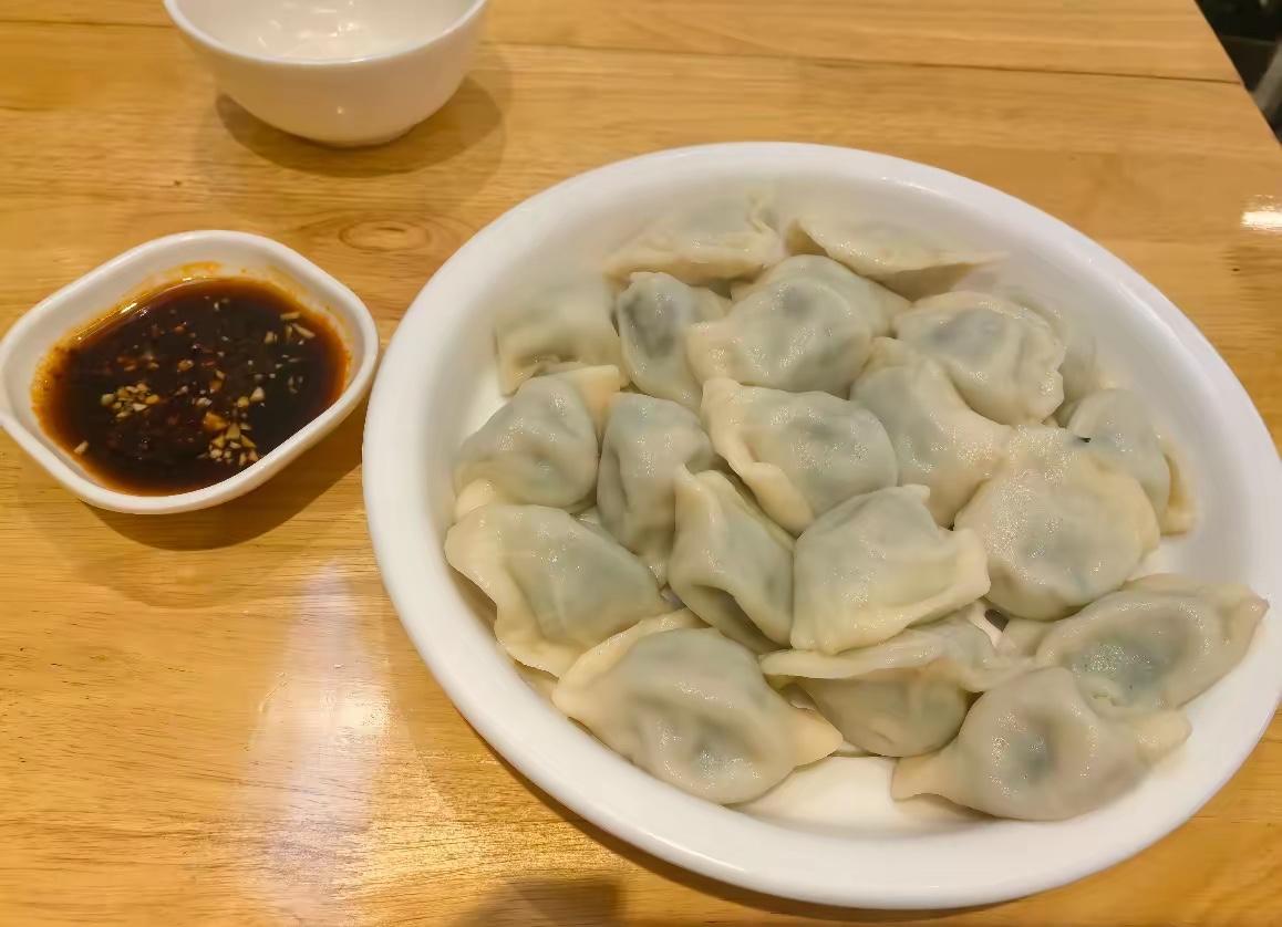 一男子走进一家饺子馆要了碗韭菜馅饺子，谁知，店主刚端过来，男子就说自己没钱，店主