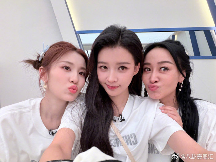 孙怡晒与张慧雯赵子琪合照乘风2026 三位美女同框，养眼程度直接拉满 