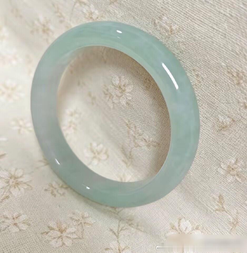 第一次入手翡翠手镯，花了8500，收到之后忐忑得一夜没睡好。挑了好久，对比了飘花