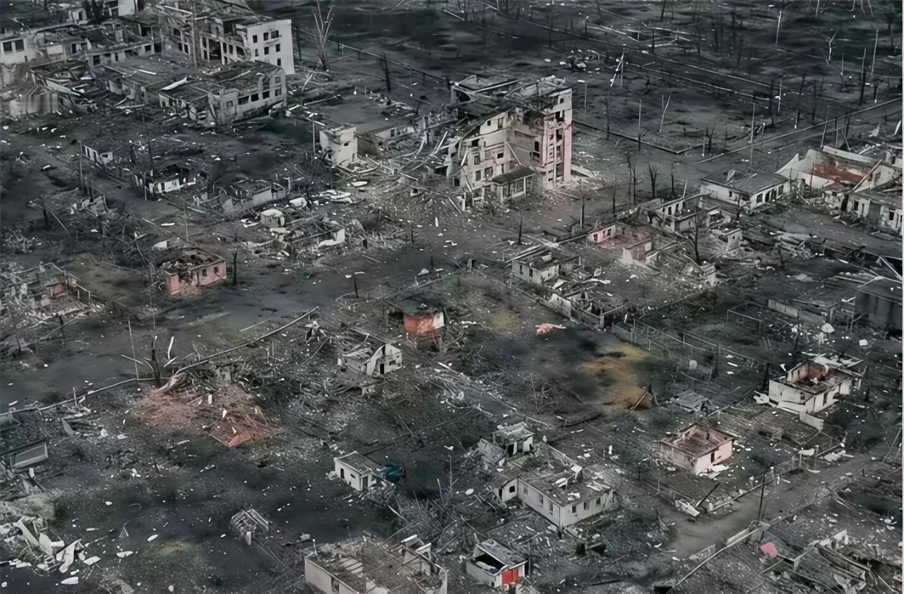 看到乌克兰现在的凄凉情况，大家非常地后悔万分。如今战争毁了整个乌克兰，在战场前线