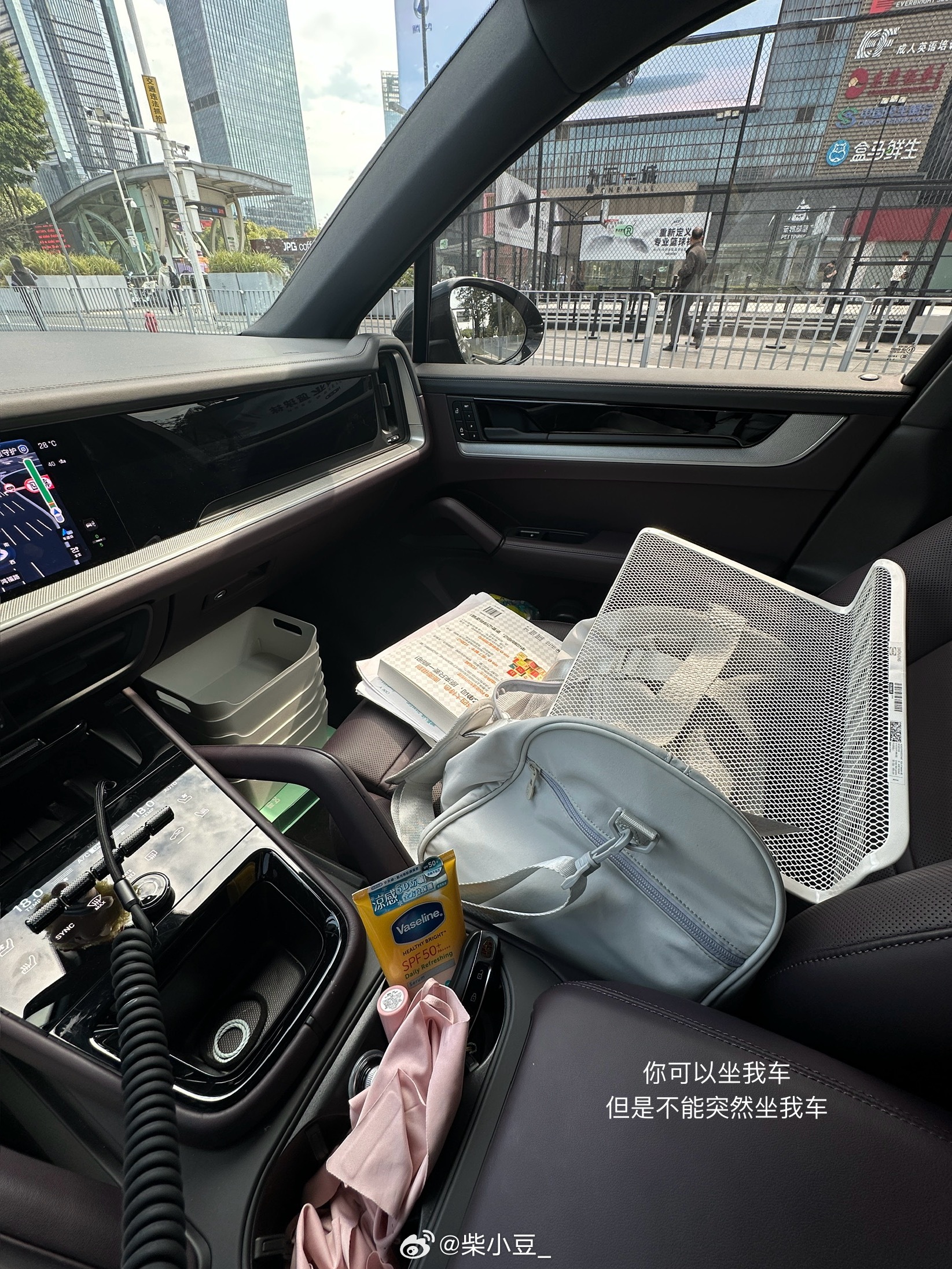 工作日也有好好打扮🤍🖤 