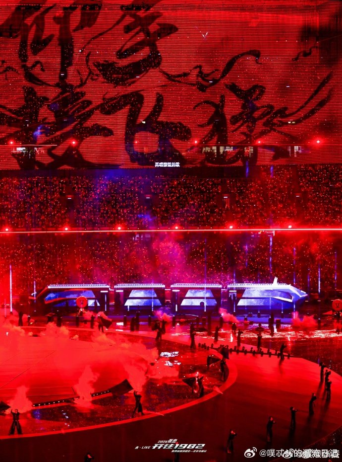 张杰昨天高尔夫今天鸟巢演唱会高尔夫锻炼体能与专注，鸟巢绽放歌声与梦想，张杰用每一