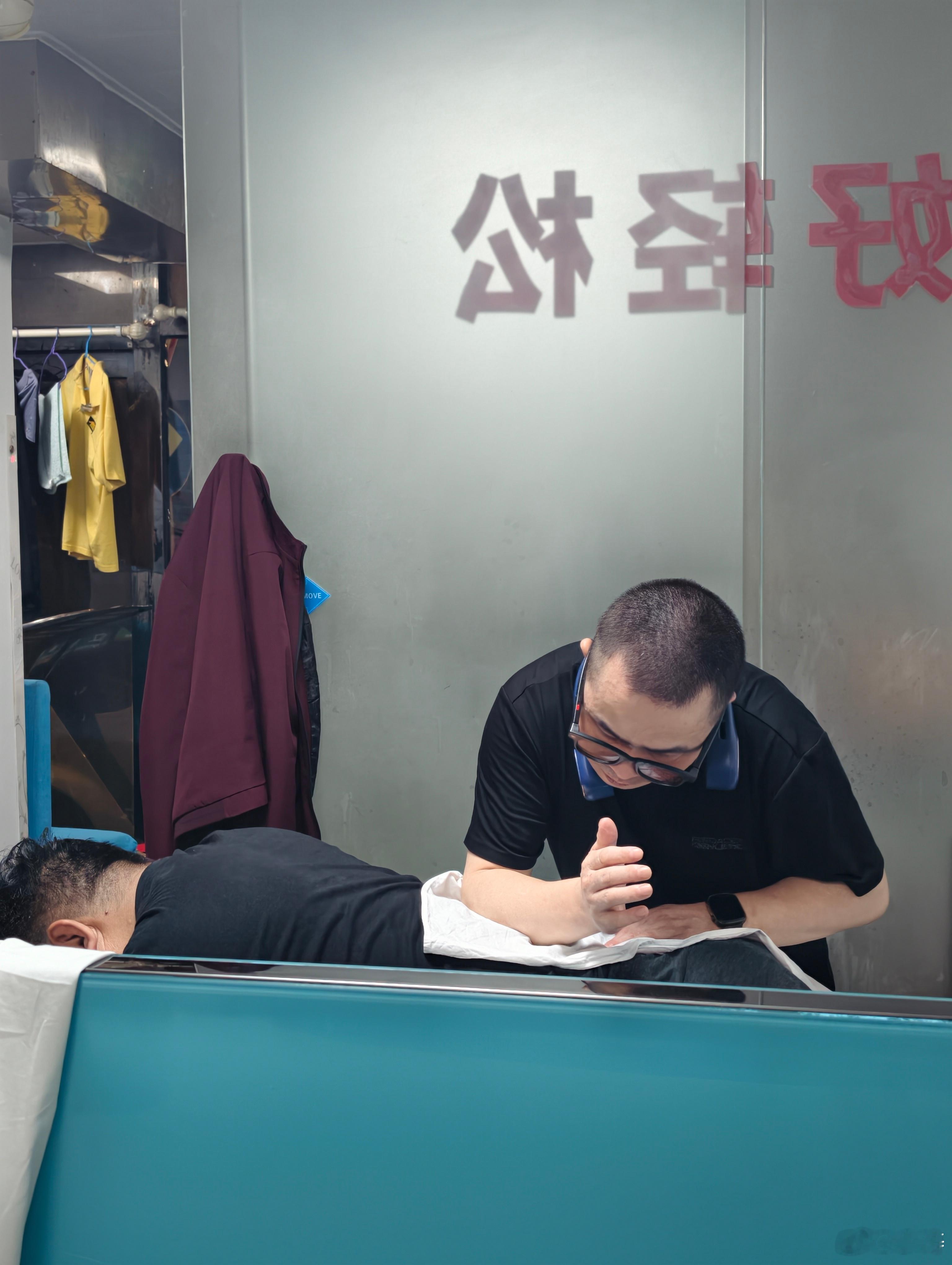 找一个好的按摩师傅折腾颈椎也是比较难的。之前广州有一个小哥按颈椎非常给力，结果我