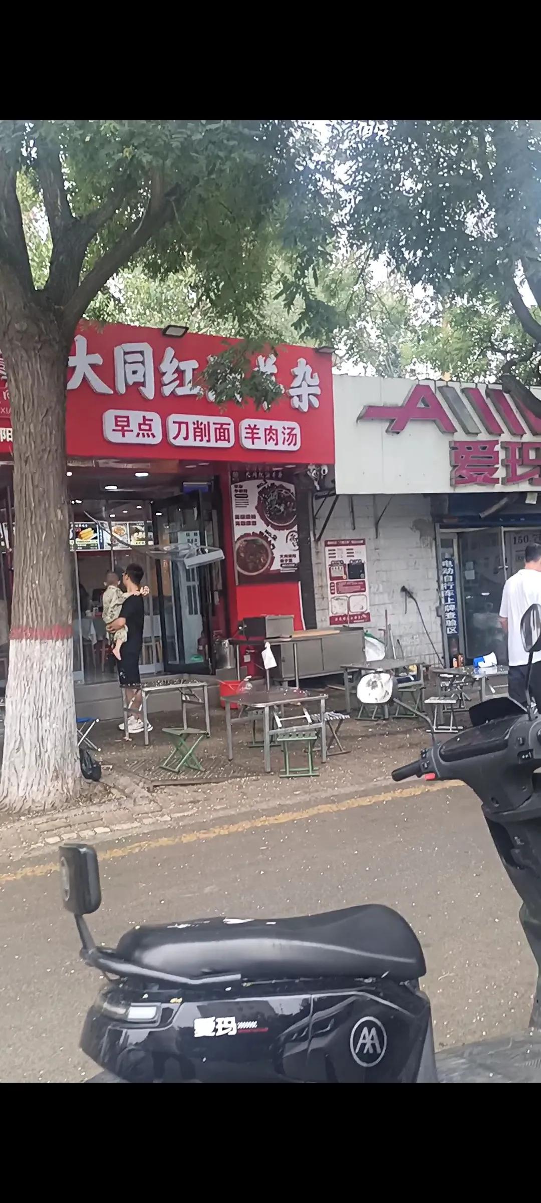 在呼和浩特玩了两天后一路向南，经朔州忻州来到了山西太原，这时天已经很晚了，先填饱