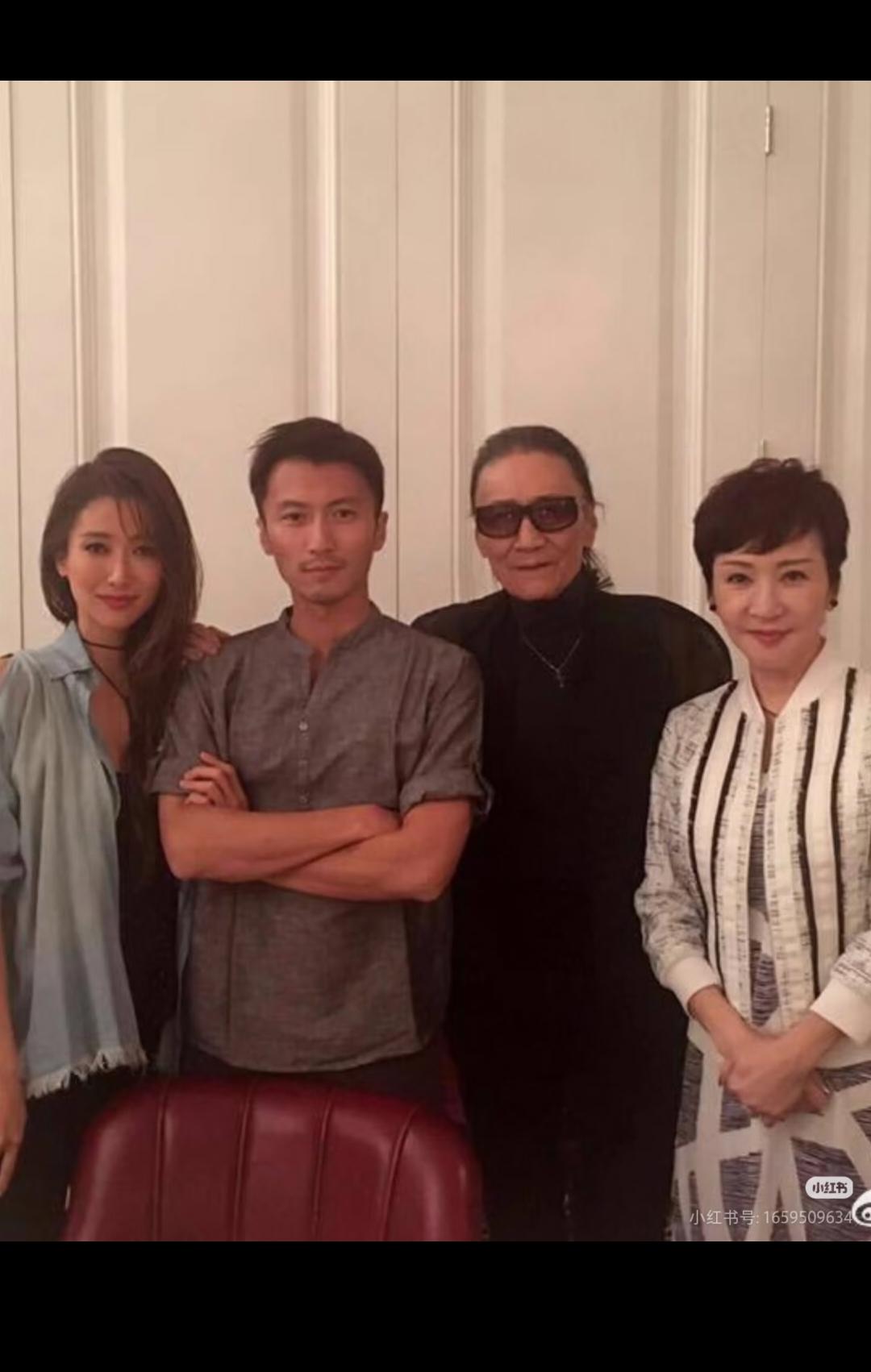 娱乐圈颜值最高一家人，虽然他们夫妻离婚了，但是偶尔一家人也会见面！
四哥一路走好