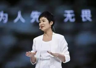 42岁的央视主持人张泉灵辞去工作后，趁着60岁的丈夫不注意，带着存款147万，前