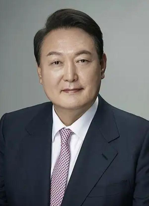 韩国前总统尹锡悦，终于判了。

2026年6月12日，首尔中央地方法院刑事审判第