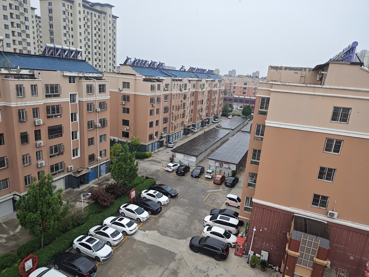 早上六点就被小区里阵阵喇叭声吵醒了，不知道谁家的车一直在摁喇叭。大清早的，特别刺