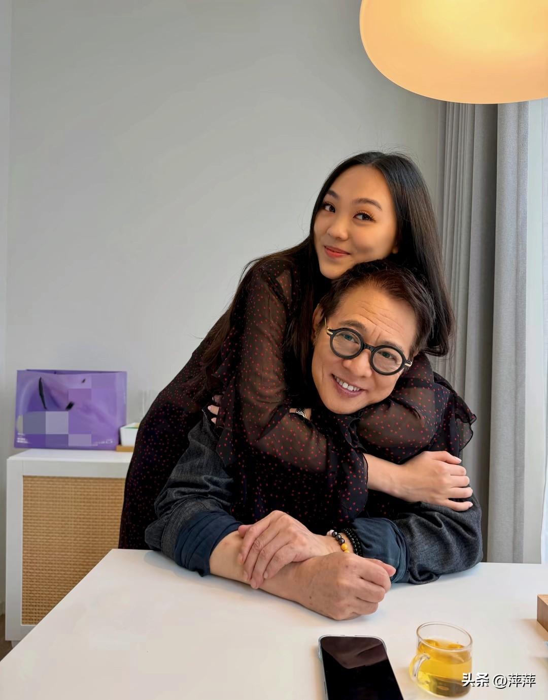 62岁李连杰晒出与大女儿Jane的温馨合照，褪去功夫巨星光环的他眉眼温和，被女儿