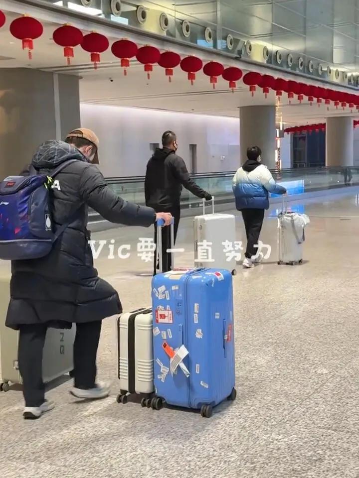 莎莎穿在小白蓝袄，提着白色行李箱，莎莎就像大学生，国乒的主力干将，孙颖莎在机场，