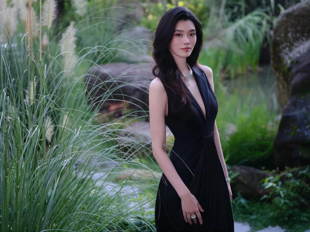 一张普通逛街生图被过度解读，被传成奚梦瑶去医院产检怀三胎，事实只是商场出行。她线