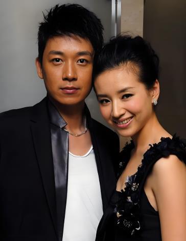 董洁潘粤明儿子基因彩票 有网友盛赞董洁潘粤明的儿子顶顶，称其完美继承了父母基因，