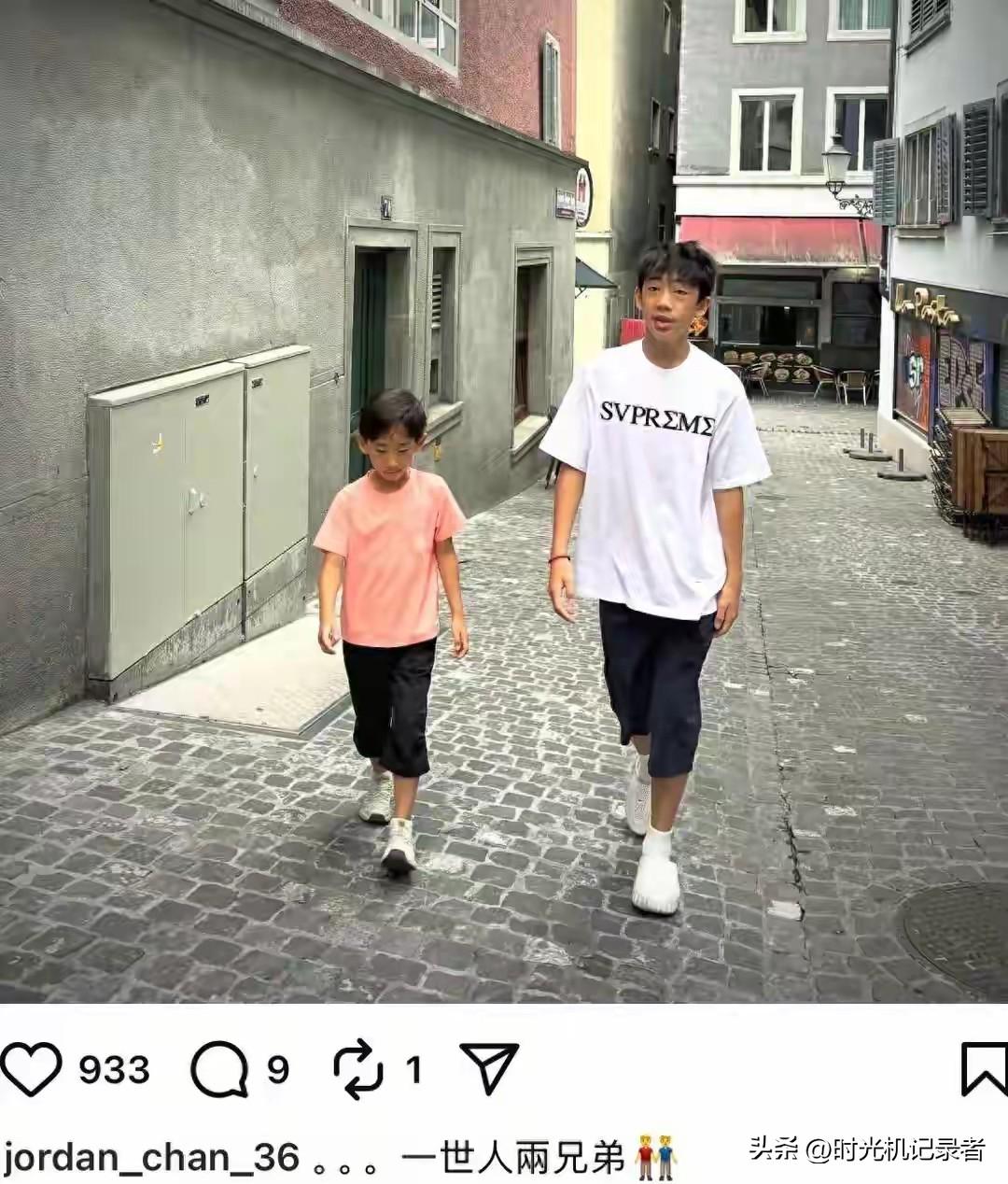 陈小春的小儿子终于剃头发了，看起来有了男孩的模样，真的搞不懂为什么要把老二打扮的