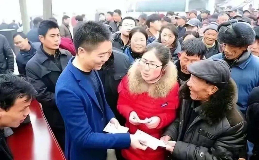村书记回应刘强东为村民发了3000万  最近，刘强东回到自己的故乡——江苏省宿迁