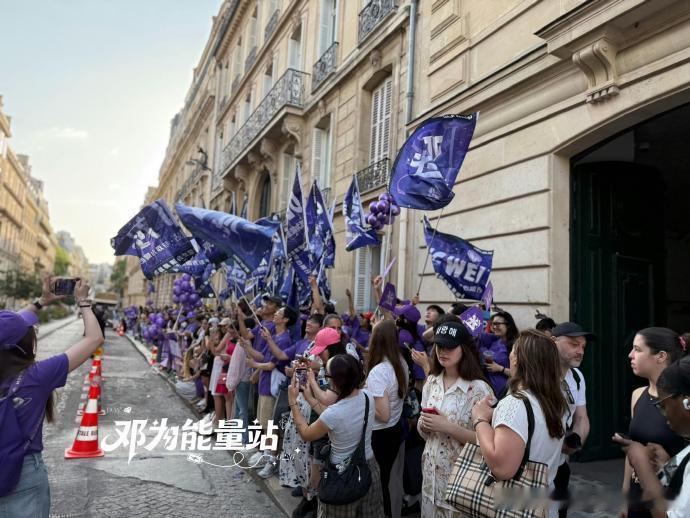 邓为巴黎迪奥看秀应援 巴黎街头限定浪漫上线，大片紫海占据秀场外，每一盏灯、每一面