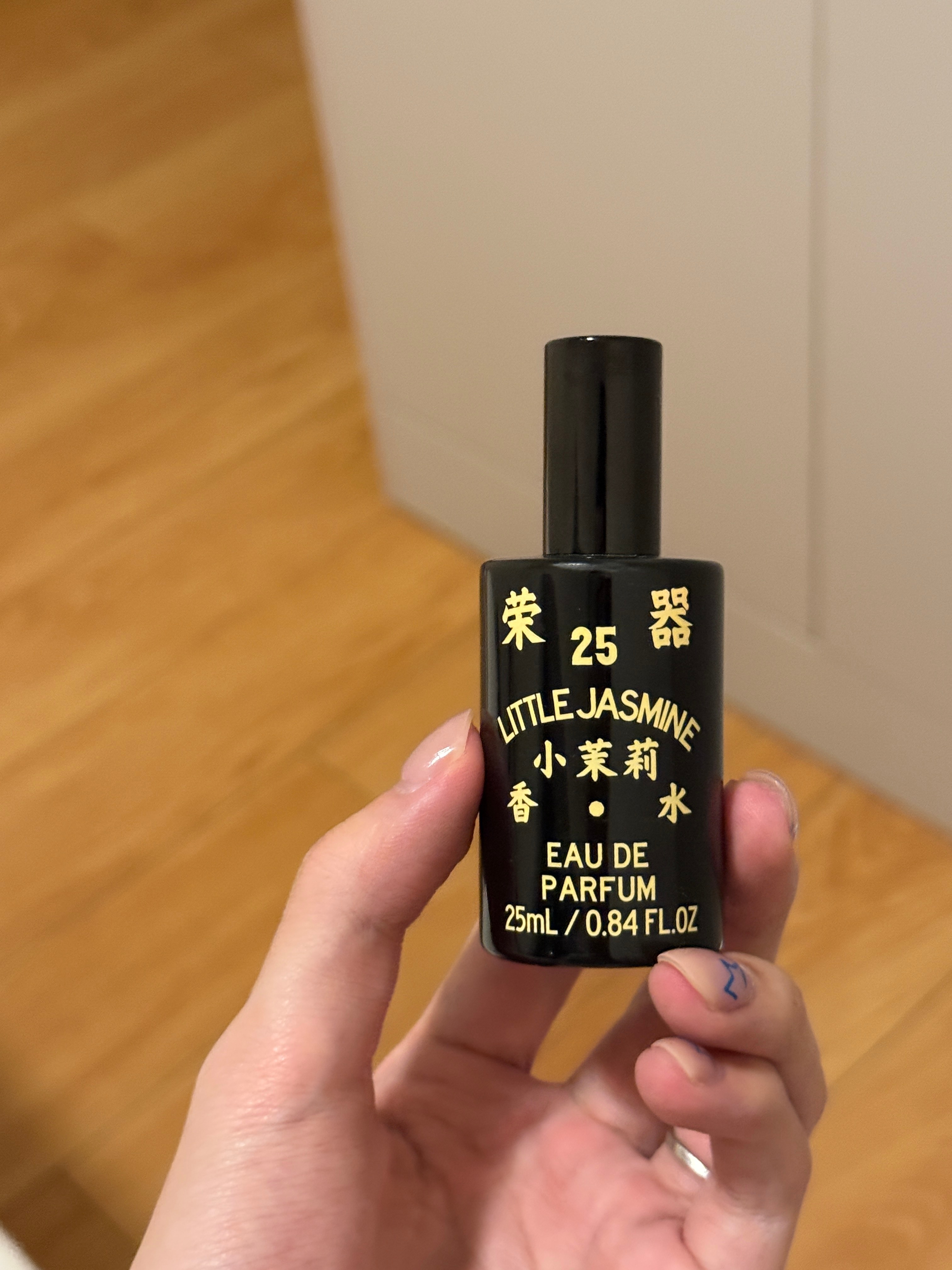 我最喜欢的茉莉香水没有之一，可惜这牌子感觉要倒闭了的感觉香水是停产了。搞得我现在