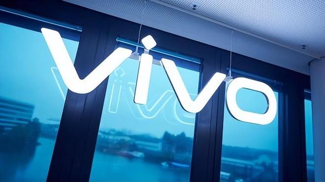 多数折叠屏机型存在配置短板，将于6月下旬发布的vivo X Fold6，实现了全