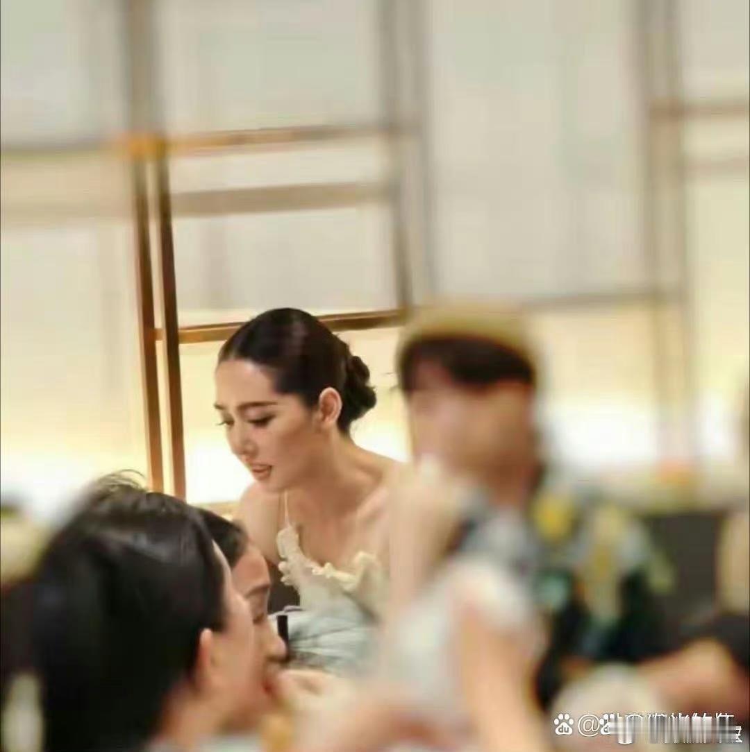 郭碧婷带家人游泰国夜市，化泰妆超美。爸爸头发全白了，岁月不饶人啊 ​​​