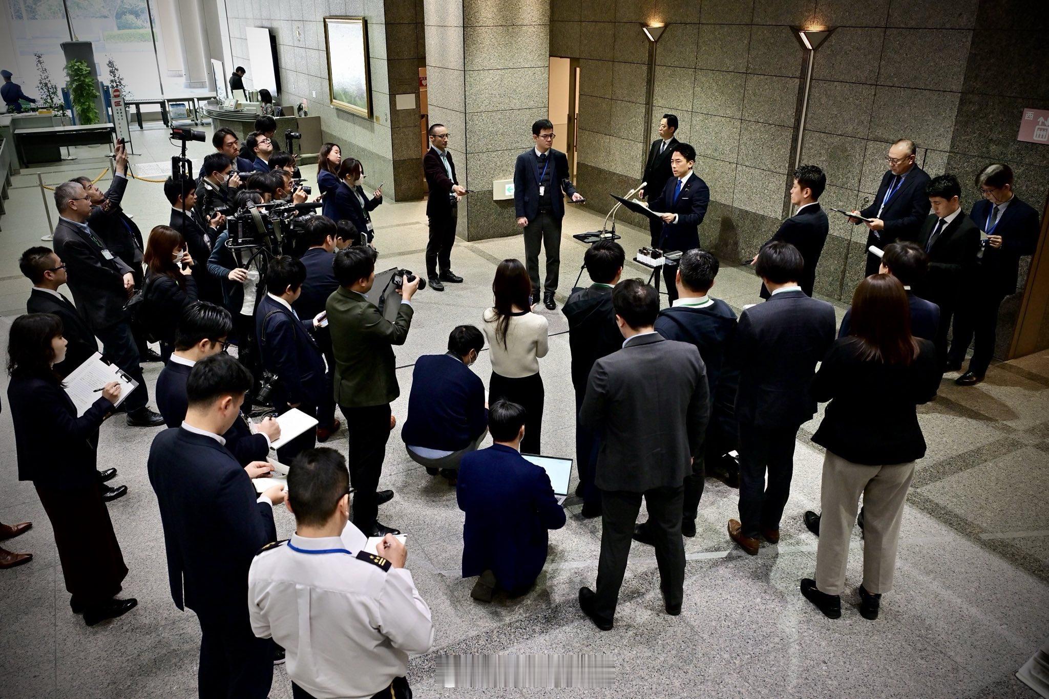 小泉进次郎再次回应歼15雷达照射事件，在我方披露延安舰与日海上自卫队照月舰通话后