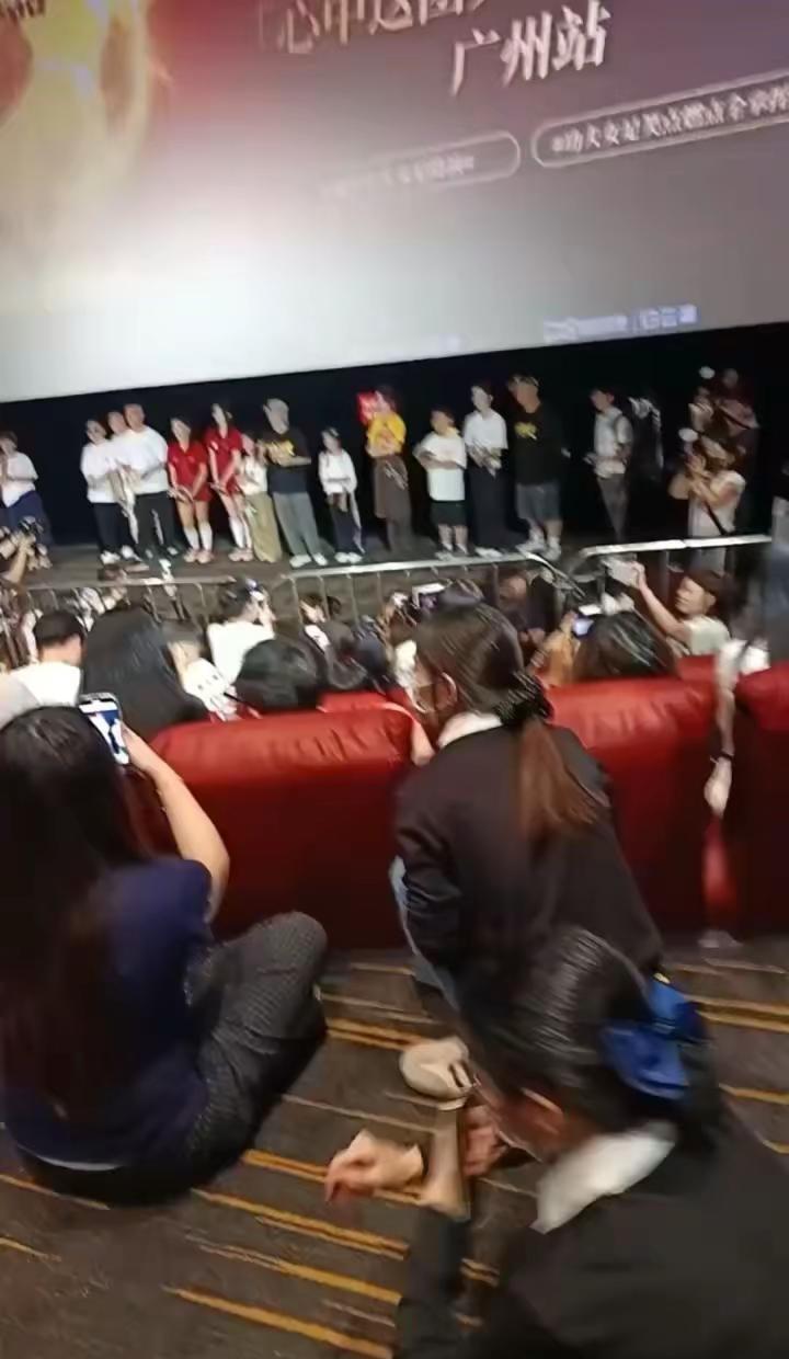 致敬星爷，差点泪目了🥹广州站 追星现场实录 功夫女足靠实力圈粉