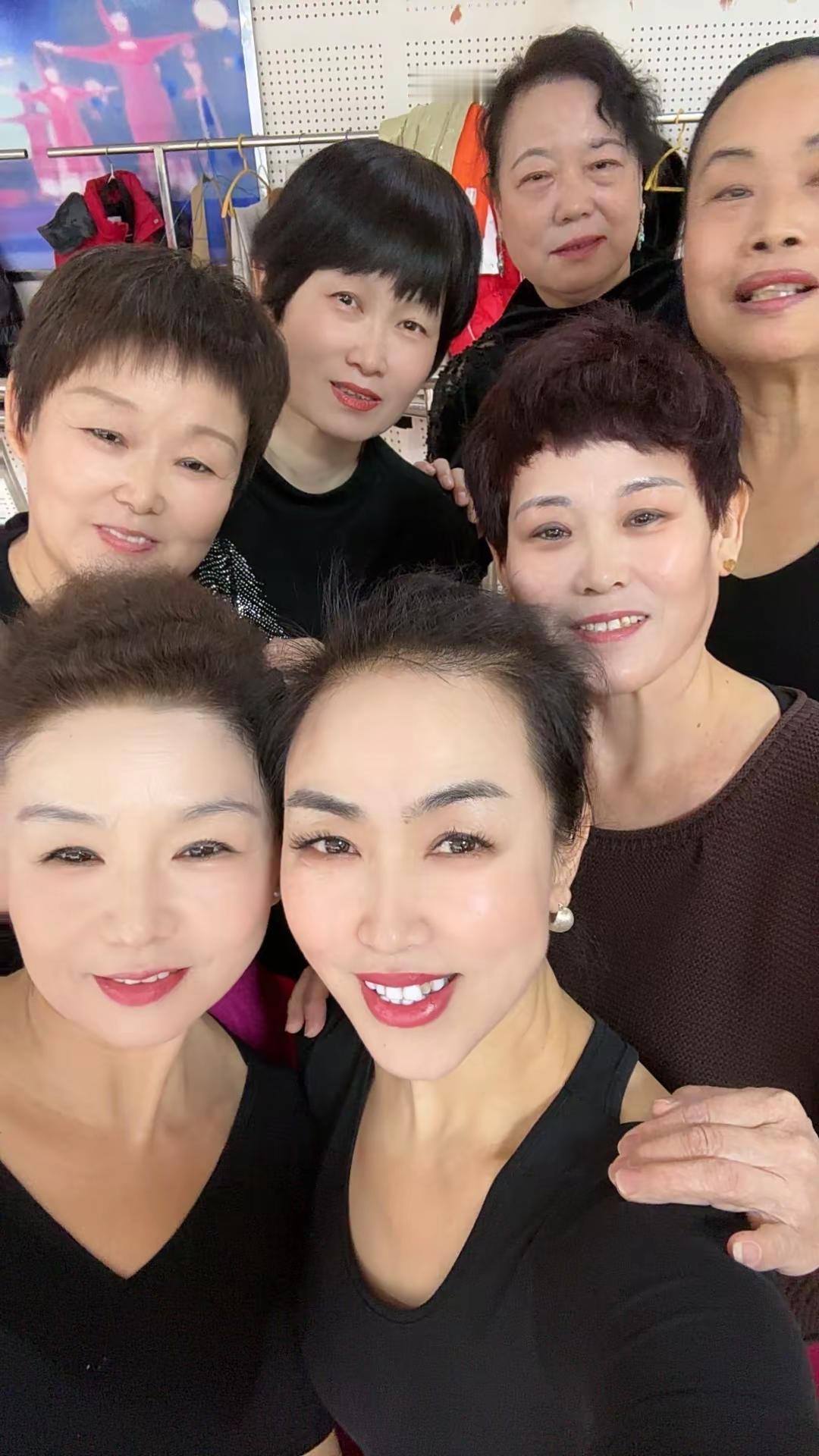 初级三班的姐妹们，我们下学期再见！