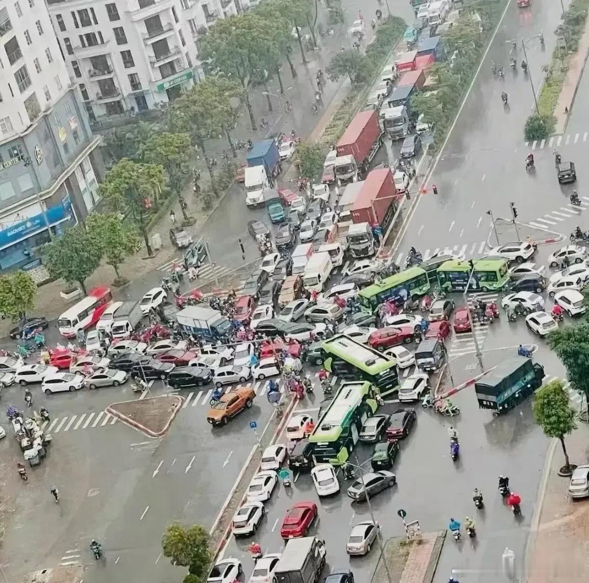 网友：卧槽，这要是交警叔叔来了都估计有点难搞哦。 