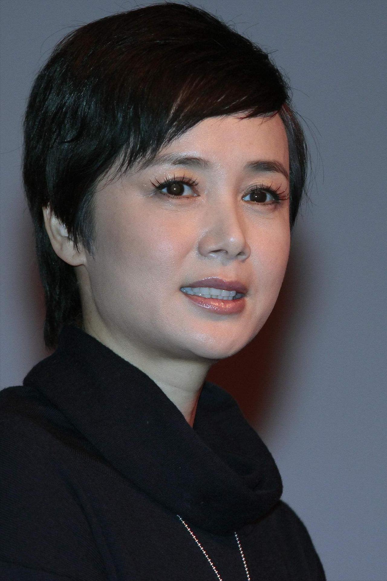演员，蒋雯丽说，张国立有个电影公司，也给其他人投资，我第一次拍电影，我们天上见，