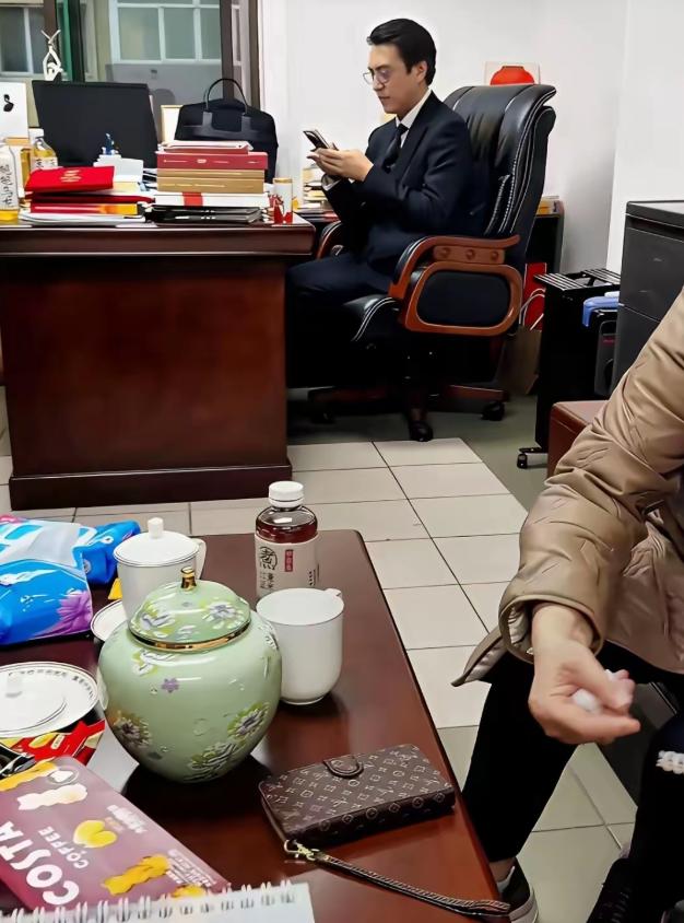 原来人比你帅，还比你拼---靳东，没有摆谱耍大牌，没有专属豪华办公室，头发梳得一