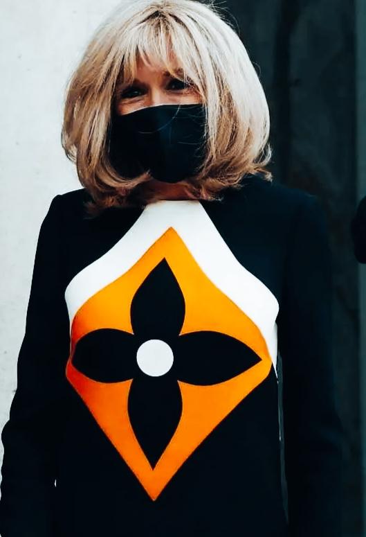 布丽吉特戴口罩的形象如何啊？
布丽吉特的衣服图案挺有特点啊！
布丽吉特戴着黑色口