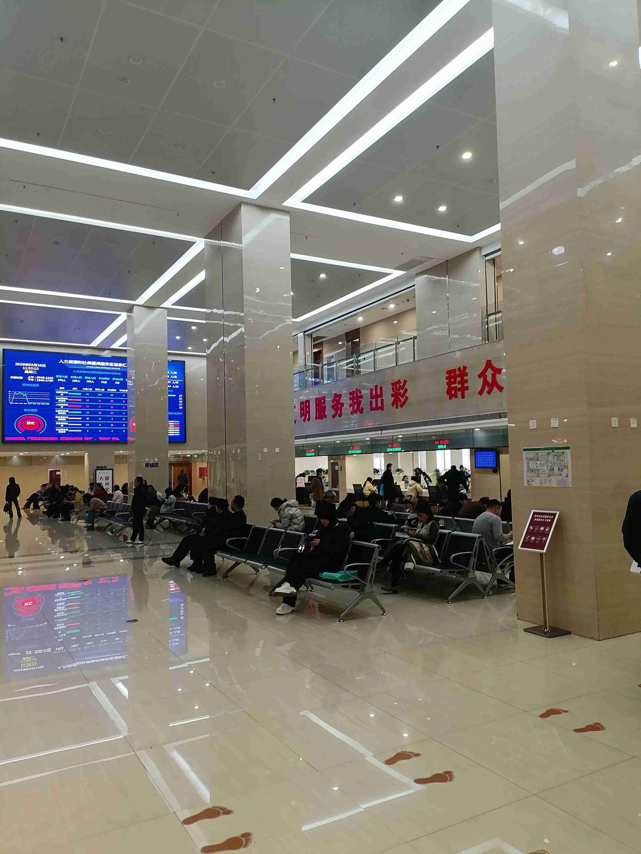 马上都12点了，看看社保大厅办事的群众还是非常多的！工作人员一丝不苟，💪🏻充