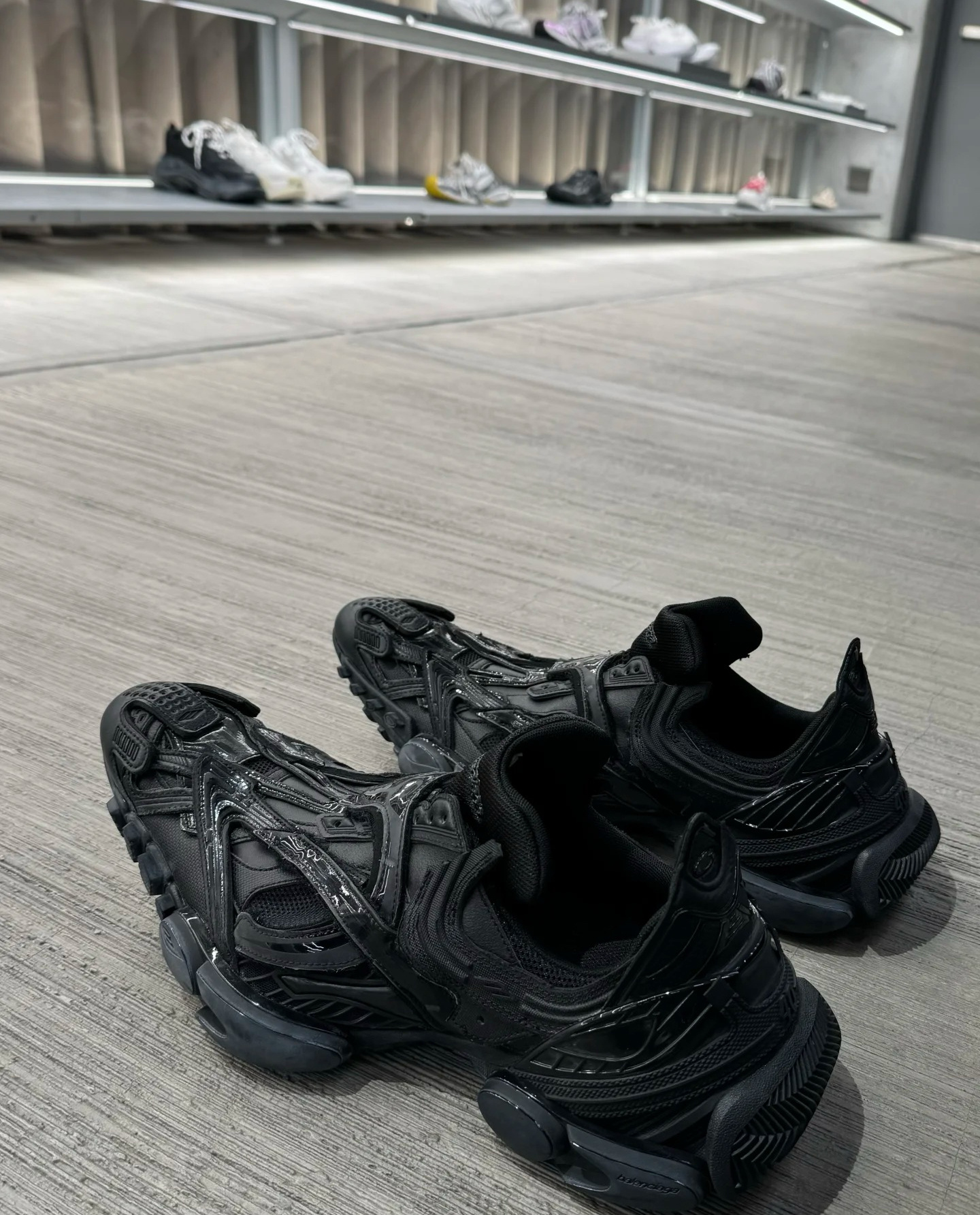 巴黎世家又出了一款新的丑鞋，真是越来越抽象了……[费解] ​​​