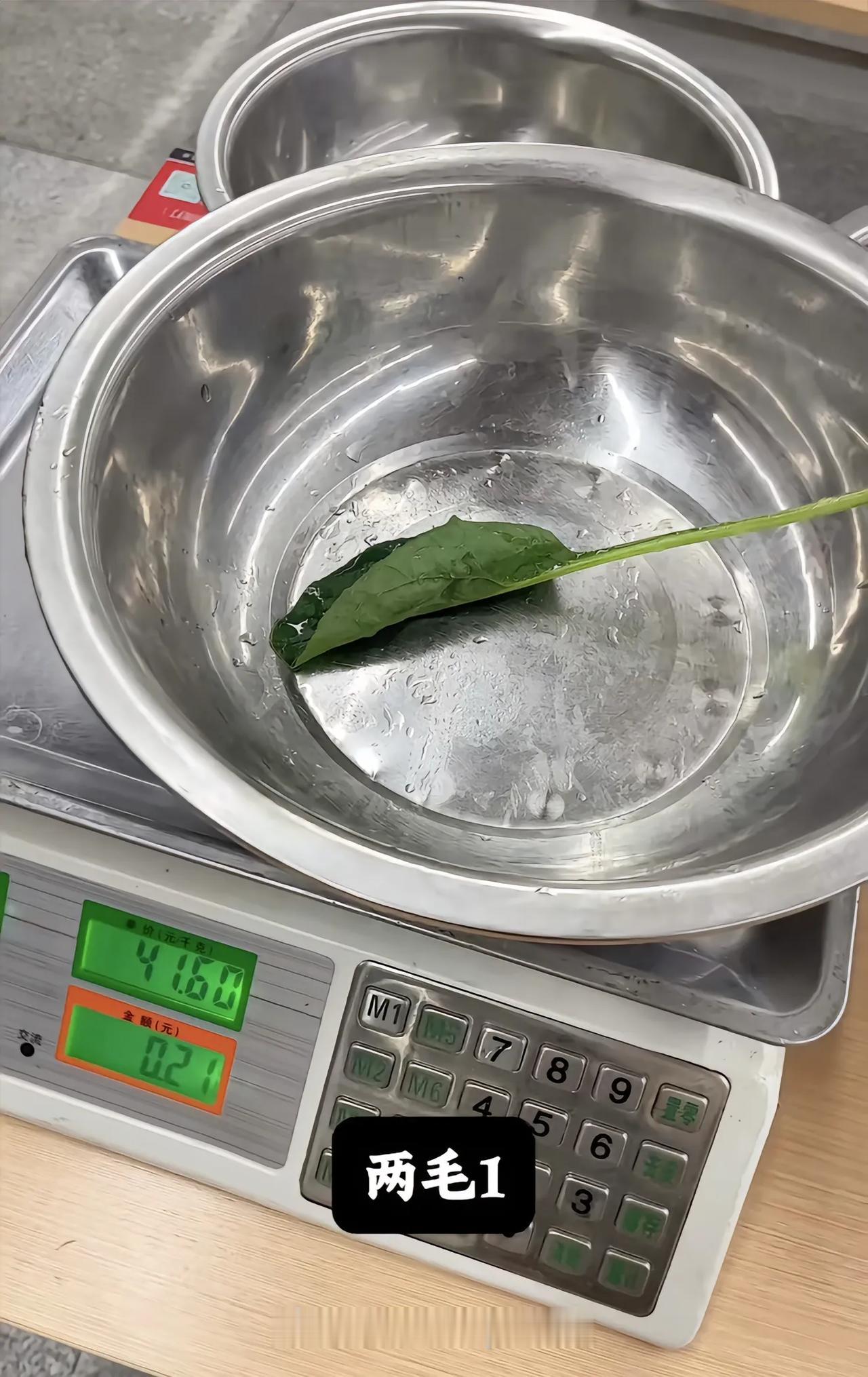 麻辣烫老板的“反向自证”：我本想证明不贵，结果把网友看傻了
 
最近刷到一个麻辣