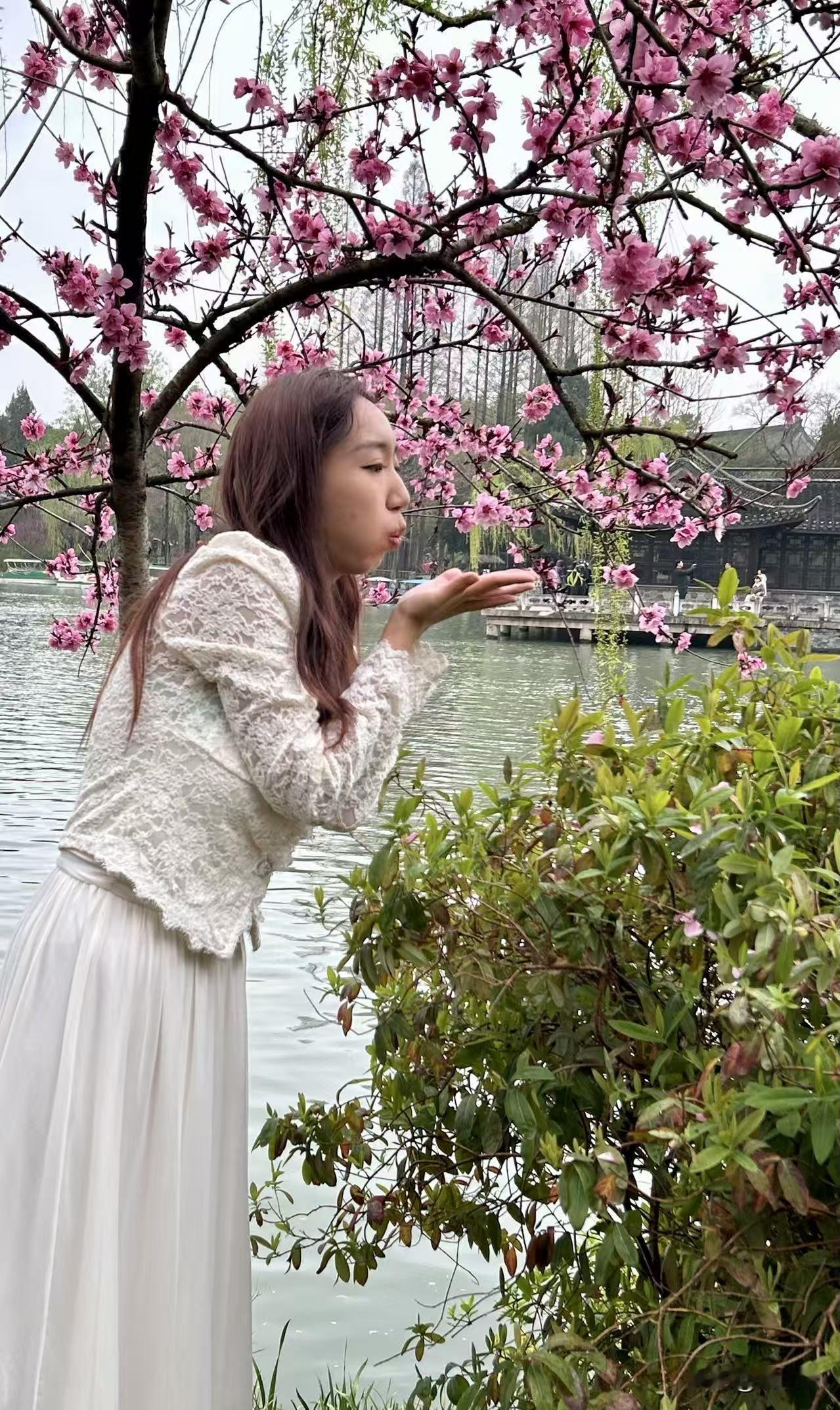 湖边姑娘在采摘花