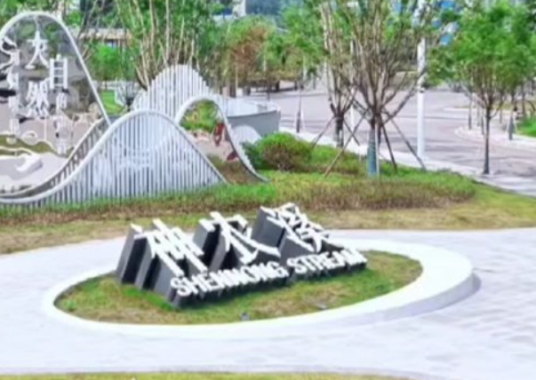 【#教育局长倡导教师购买当地企业矿泉水# 】6月17日，有消息称，湖北恩施州巴东