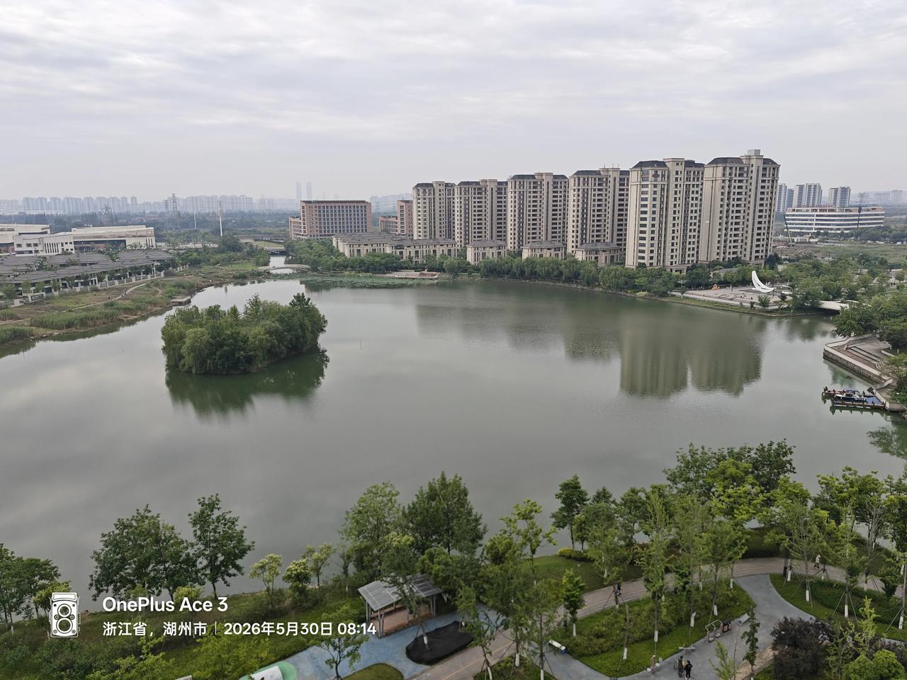这是湖州，兄弟小铭给我跟战友老胡安排的酒店，环境非常好。所有费用都是兄弟小铭出，