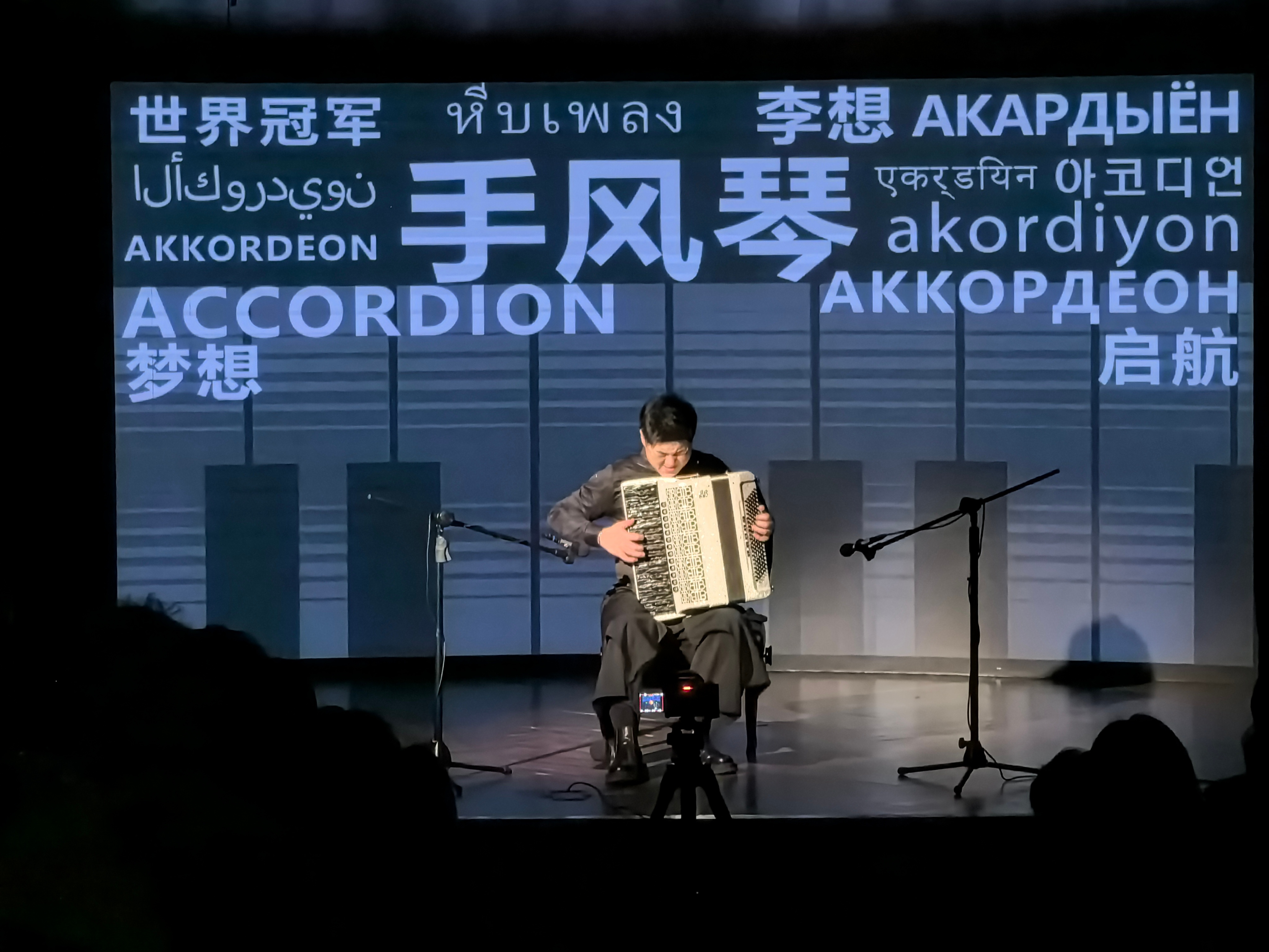 来参加朋友的音乐会前些天我不是问大家如果不做当下的工作会干啥吗？我的答案应该是艺